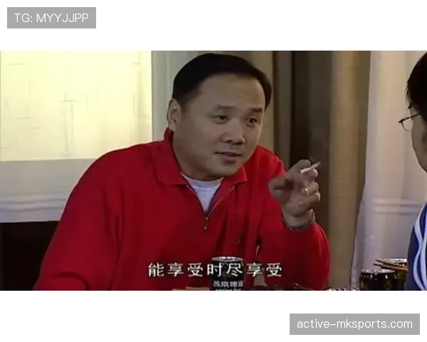 余依婷训练完随手啃鸡腿的样子，真不像个管住嘴的奥运选手